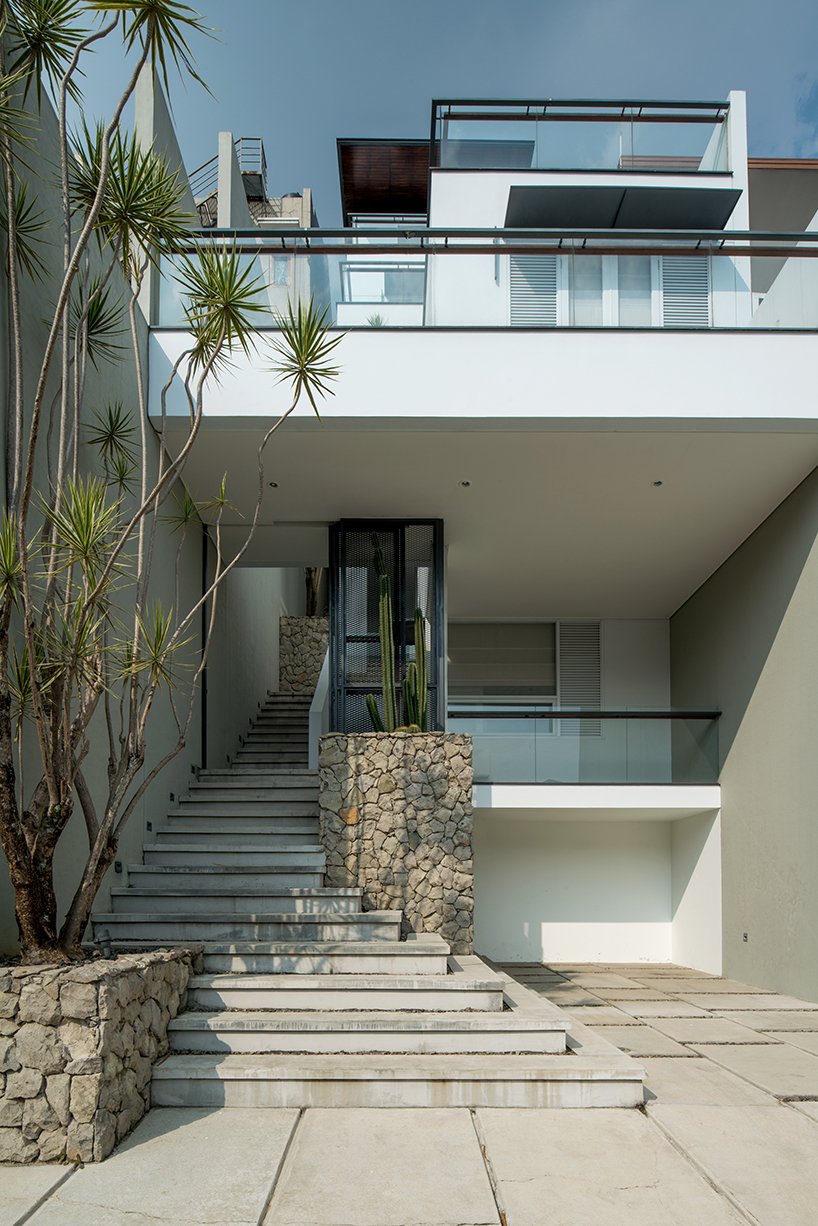 Photo 10 of 20 in The White Cliff House by Rdma Dwell