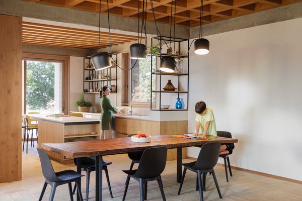 The Flos Aim Pendants, designed by Ronan and Erwan Bouroullec, hang above the family dining table. The Odger dining chairs in anthracite from IKEA complement the set-up.