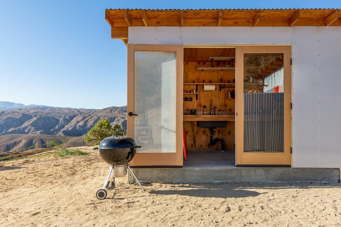 Photo 8 of 12 in Take in Panoramic Desert Views in This Off-Grid Cabin ...