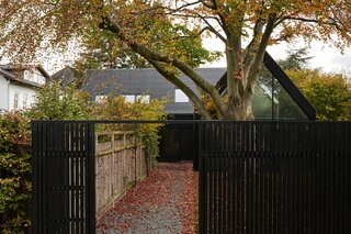 The modern dwelling incorporates its woodsy-yet-urban surrounds through copious glazing.