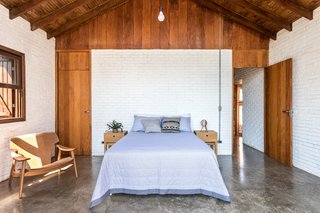 The "private" building has three bedrooms, with the emphasis given to the positioning of the master suite.