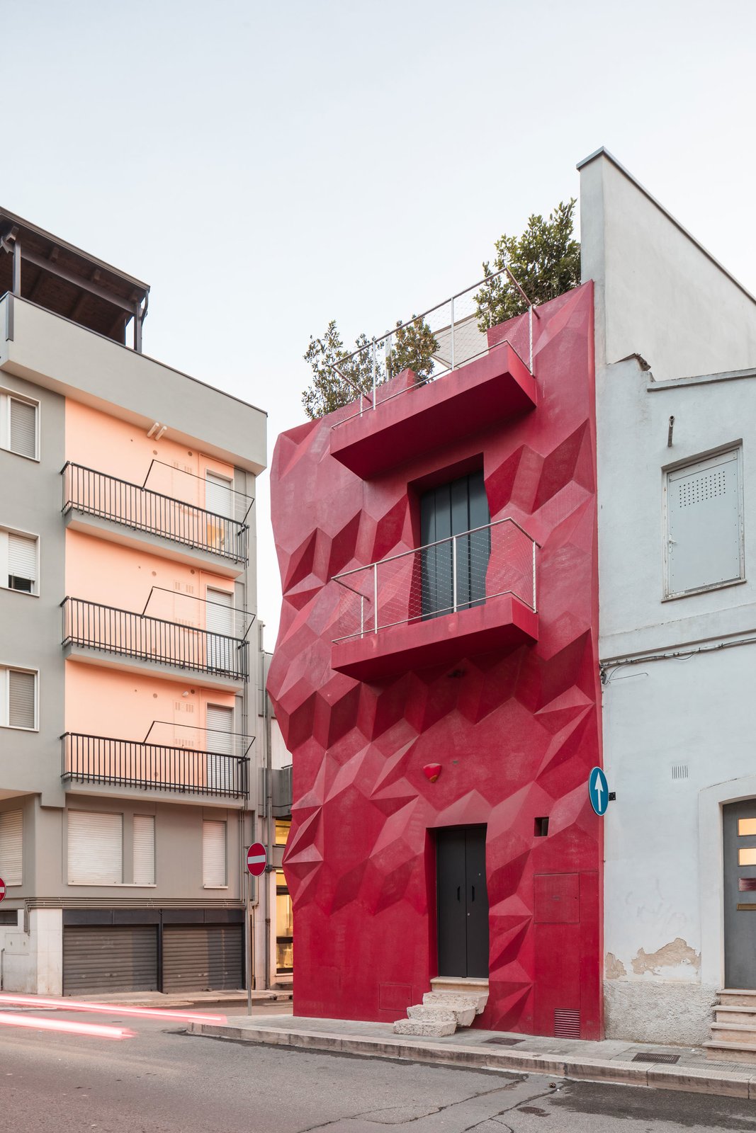 Historic centres usually have a clear, harmonious melody, but oftentimes the soundscapes of the outer layers of a city are disrupted, lacking a conductor able to integrate architectonic interventions throughout space and time.