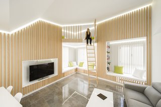 A mobile ladder leads to the bonus room, which serves as a guest room or reading nook. 