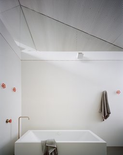 The red stopcocks used for the taps and towel holders are also part of the Pipe range by Marcel Wanders for Boffi.