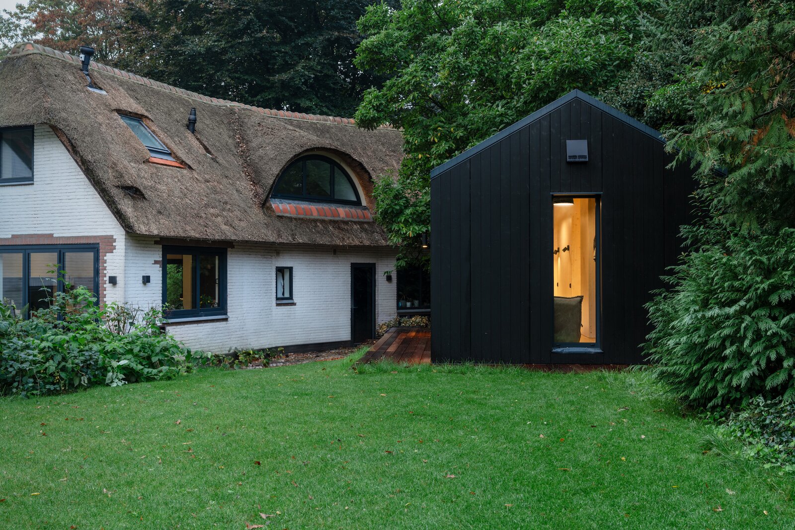 The Oosterbeek Prefab, like all Manta North prefabs, is built from Cross-Laminated Timber (CLT), which was chosen for its sustainability and strength. The houses are well insulated, and the facade cladding is made of thermally modified wood for durability and water resistance.