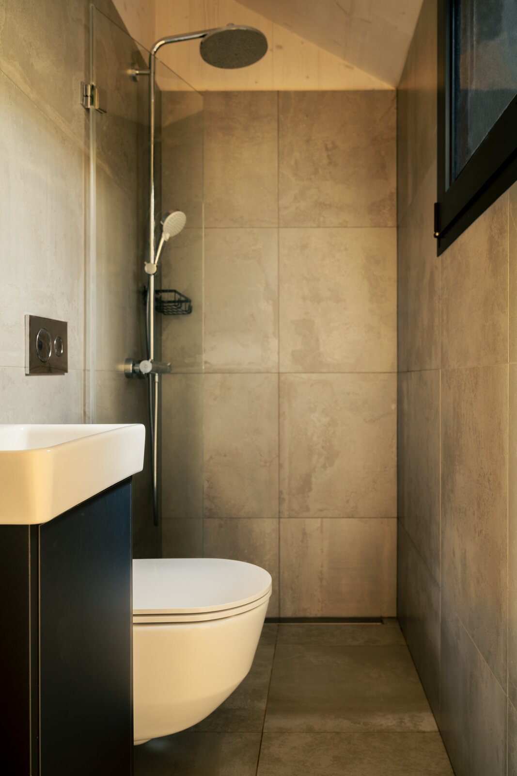The bathroom features a washbasin, toilet, and shower.