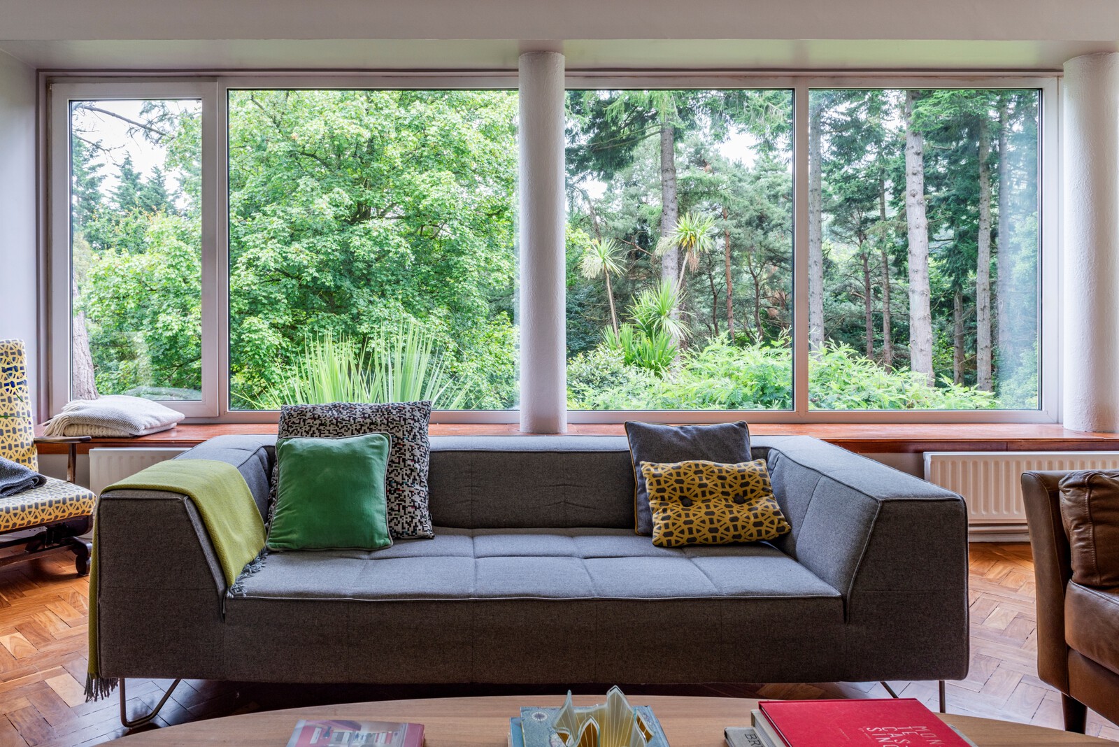<span style="font-family: Theinhardt, -apple-system, BlinkMacSystemFont, &quot;Segoe UI&quot;, Roboto, Oxygen-Sans, Ubuntu, Cantarell, &quot;Helvetica Neue&quot;, sans-serif;">Approximately 50% of the windows in the home had to be replaced during the renovation, and it was important to the couple that the new windows respected the simplicity of the original design. The new windows were one of the most expensive parts of the renovation, but were essential in improving the thermal performance of the home and reducing energy use.</span>