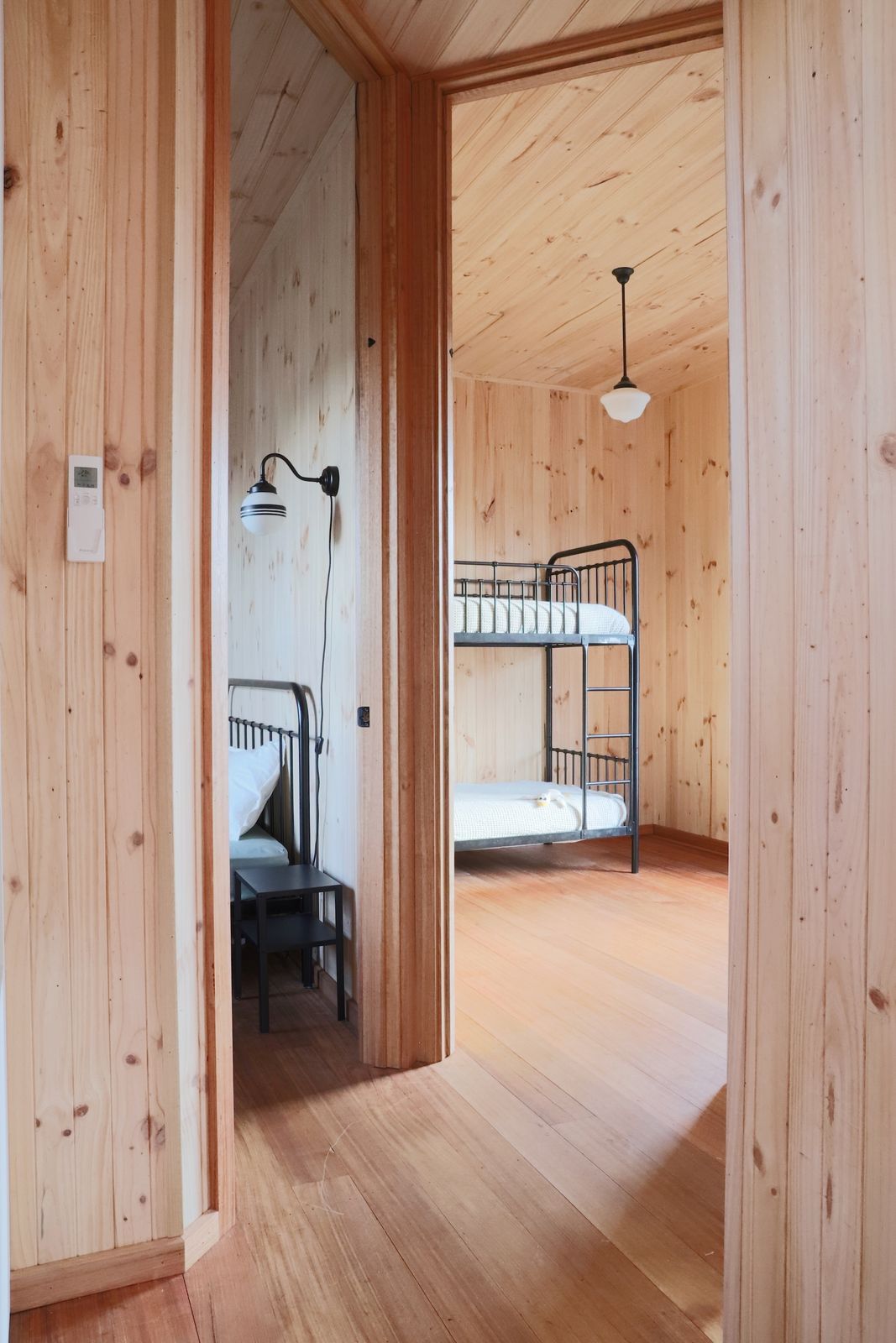 The home’s modest scale is offset by carefully considered proportions. At 3.5 x 2.8 metres, the secondary bedroom comfortably accommodates bunk beds for the two children and still allows room to move freely. The vertical layout of the bunk beds makes full use of the ceiling height. 