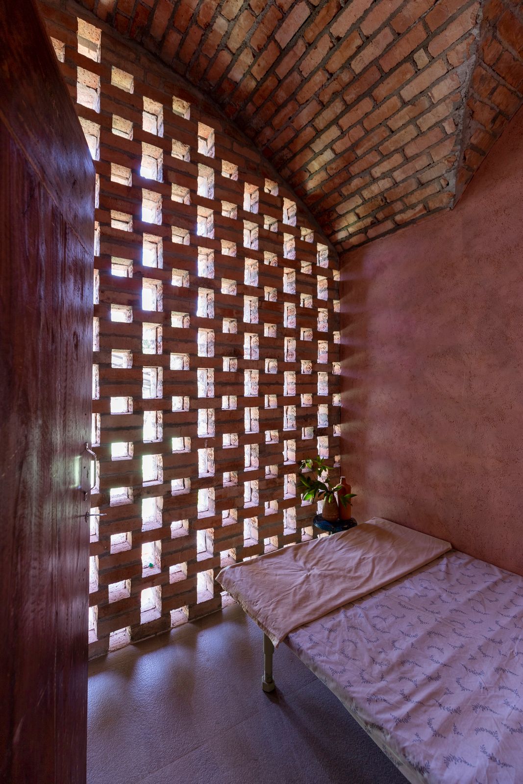 Given the home’s coastal location, iron and other materials that may rust weren’t an option—although an aluminium mesh was added behind the brick jaali. 