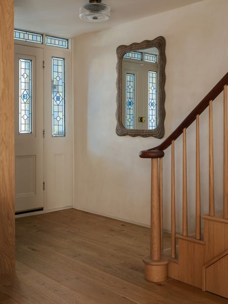 <span style="font-family: Theinhardt, -apple-system, BlinkMacSystemFont, "Segoe UI", Roboto, Oxygen-Sans, Ubuntu, Cantarell, "Helvetica Neue", sans-serif;">The original banister was carefully reinstated in the new fit-out.