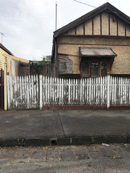 The original workers’ cottage was in severe disrepair when the owner bought it as a deceased estate. Despite the state of the cottage, the heritage overlay required the team to preserve and reinstate the building.