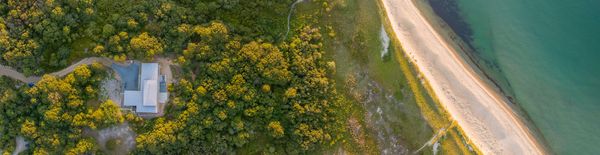 Having visited Martha’s Vineyard for many years, the clients understood the unique character of the island’s western edge. 