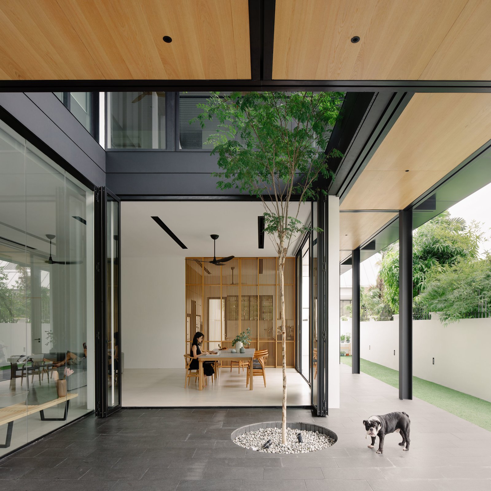 Photo 7 of 17 in An Open, Airy House in Singapore Frames Rare, Verdant ...