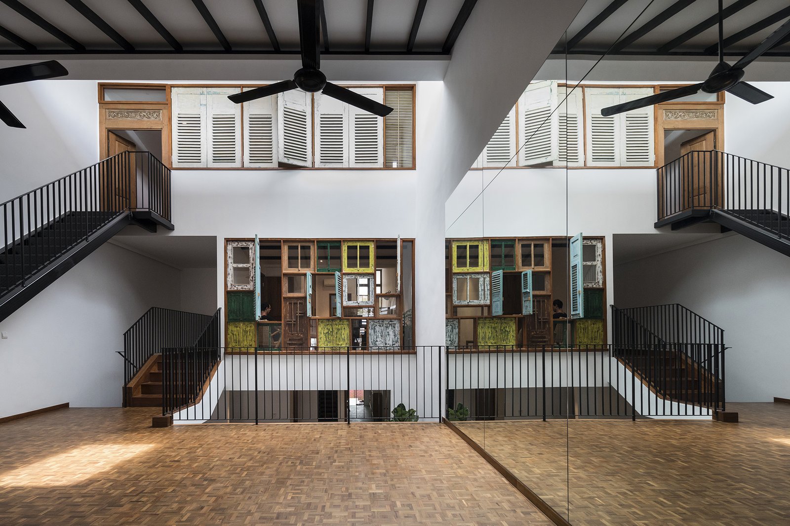 Photo 4 of 22 in An Imaginative Courtyard House in Singapore Makes Room ...