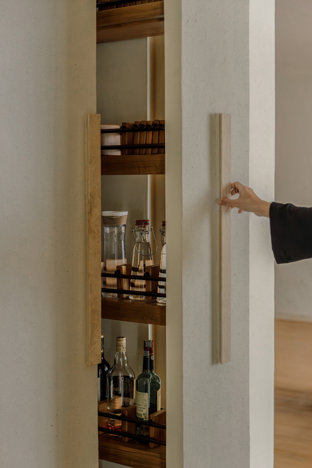 The light-coloured Rome travertine door handle was incorporated to harmonise with the texture and colour of the earthen wall finish. 
