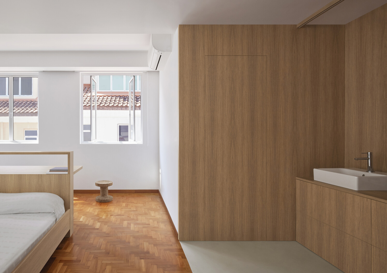A bedroom at the attic was extended toward to become larger and given a blond timber scheme. 