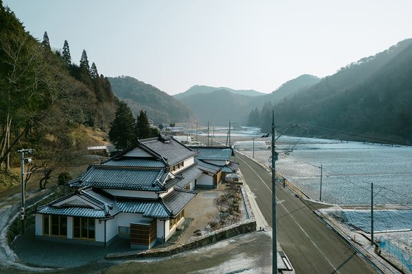The house is located in Jinseki, in an area with picturesque views.