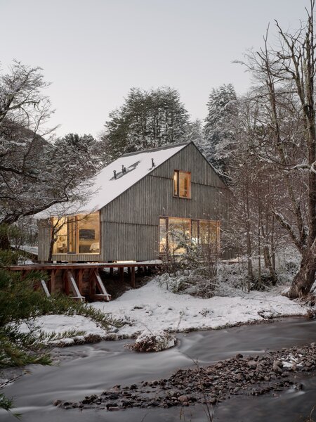 <span style="font-family: Theinhardt, -apple-system, BlinkMacSystemFont, &quot;Segoe UI&quot;, Roboto, Oxygen-Sans, Ubuntu, Cantarell, &quot;Helvetica Neue&quot;, sans-serif;">The Pine wood-clad cabin sits atop an elevated platform left behind by a previous builder in a failed first construction attempt, and overlooks the Cautín River. "</span>