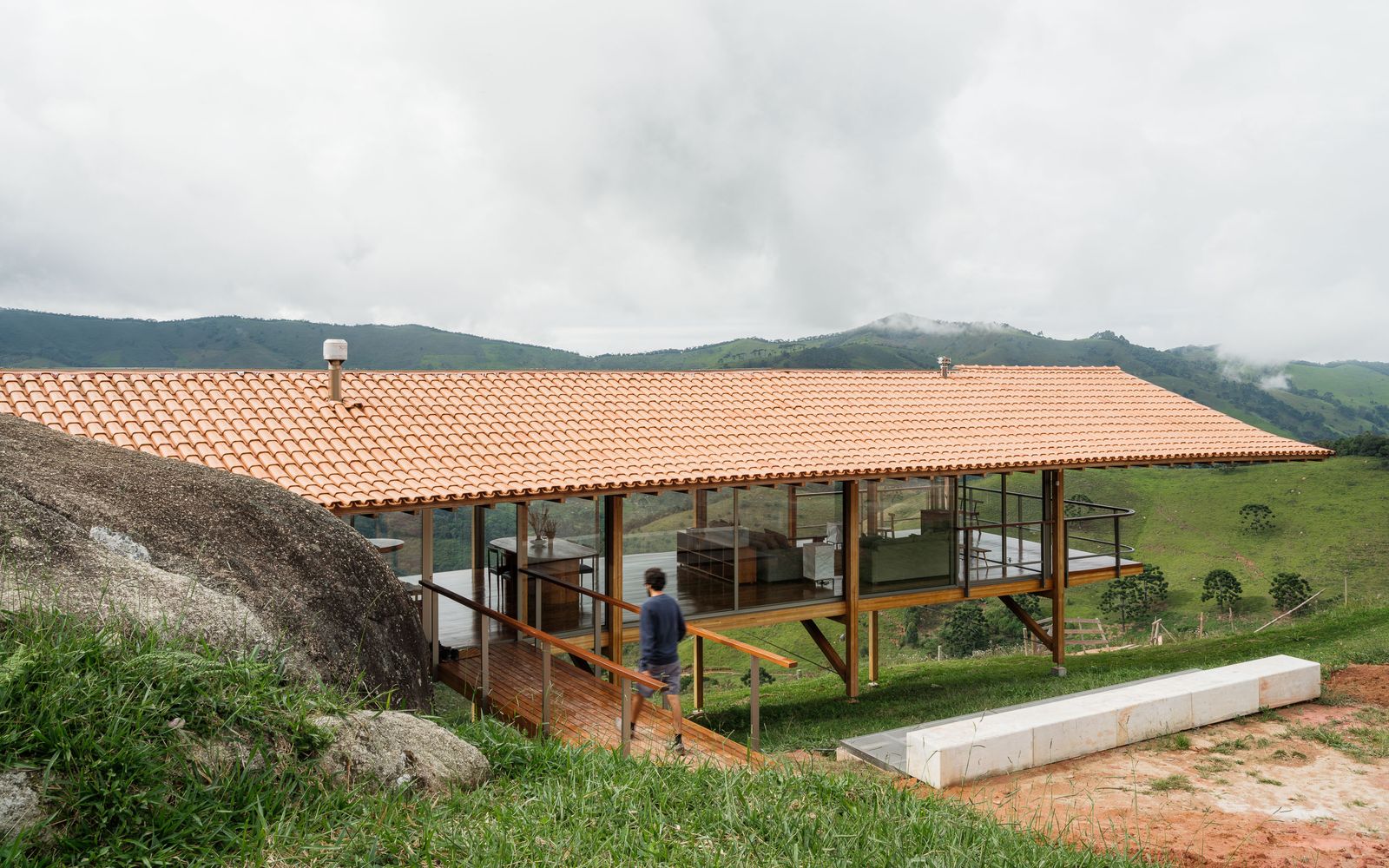 <span style="font-family: Theinhardt, -apple-system, BlinkMacSystemFont, "Segoe UI", Roboto, Oxygen-Sans, Ubuntu, Cantarell, "Helvetica Neue", sans-serif;">"Entering the house feels remarkably like stepping aboard a vessel,