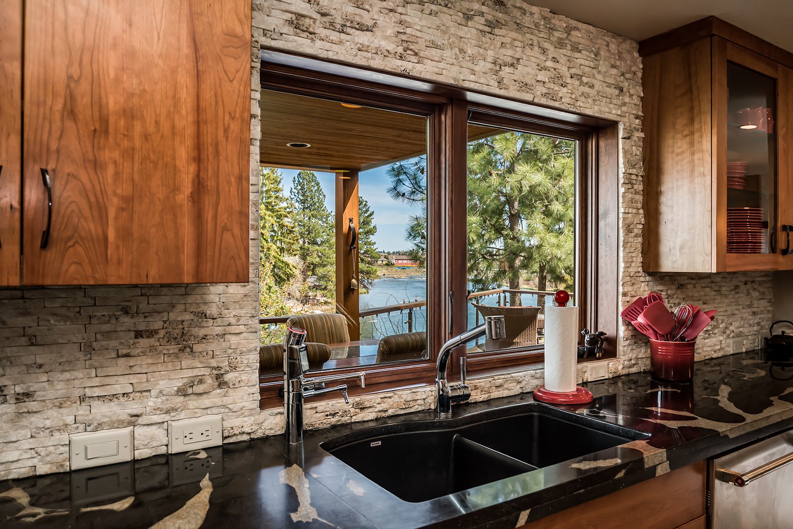 Photo 10 of 22 in An Iconic Riverfront Retreat lists for $3.325M by ...