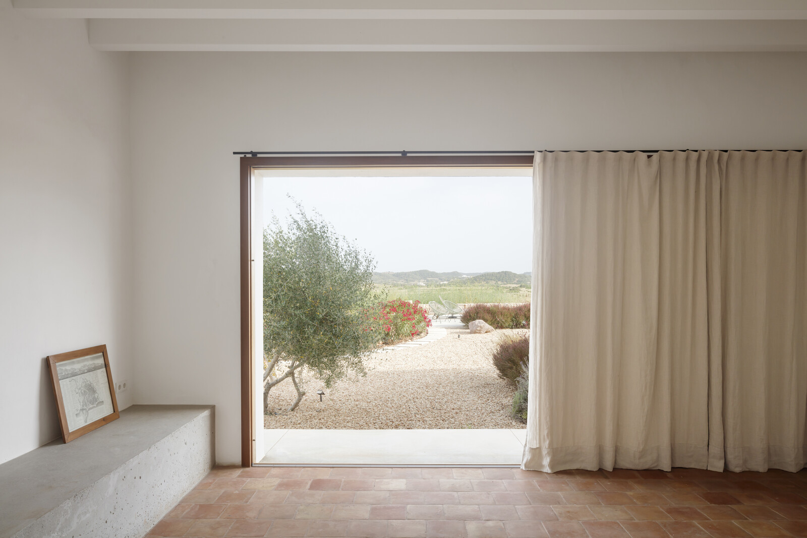 Linen curtains were chosen from the Barcelona-based Yutes textile company for their quality and simple Mediterranean aesthetic.