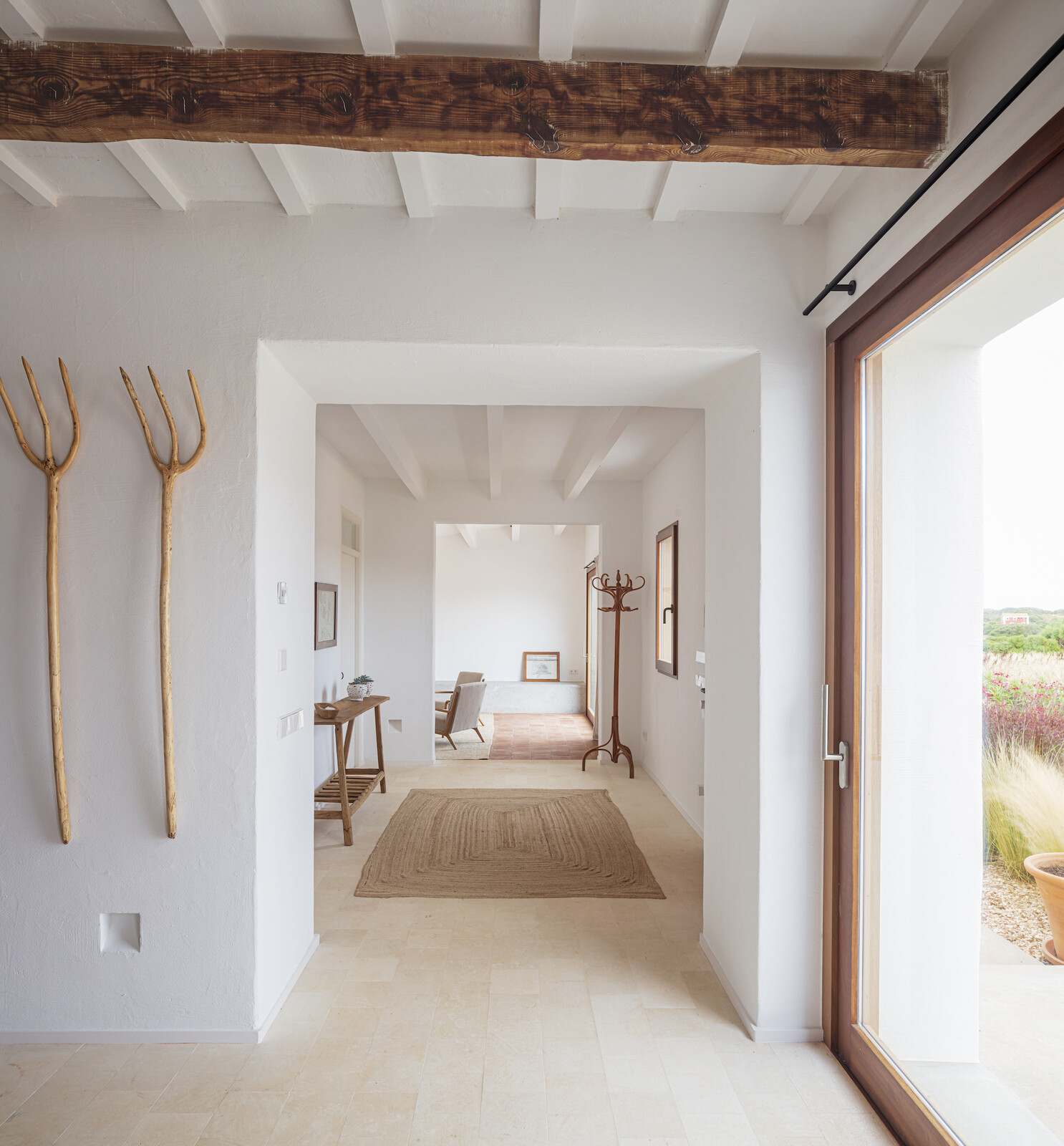 When not custom-made, most of the furniture was purchased from the Catalan company Kave Home. Rugs and other pieces of decor were mostly sourced from Zara Home.
