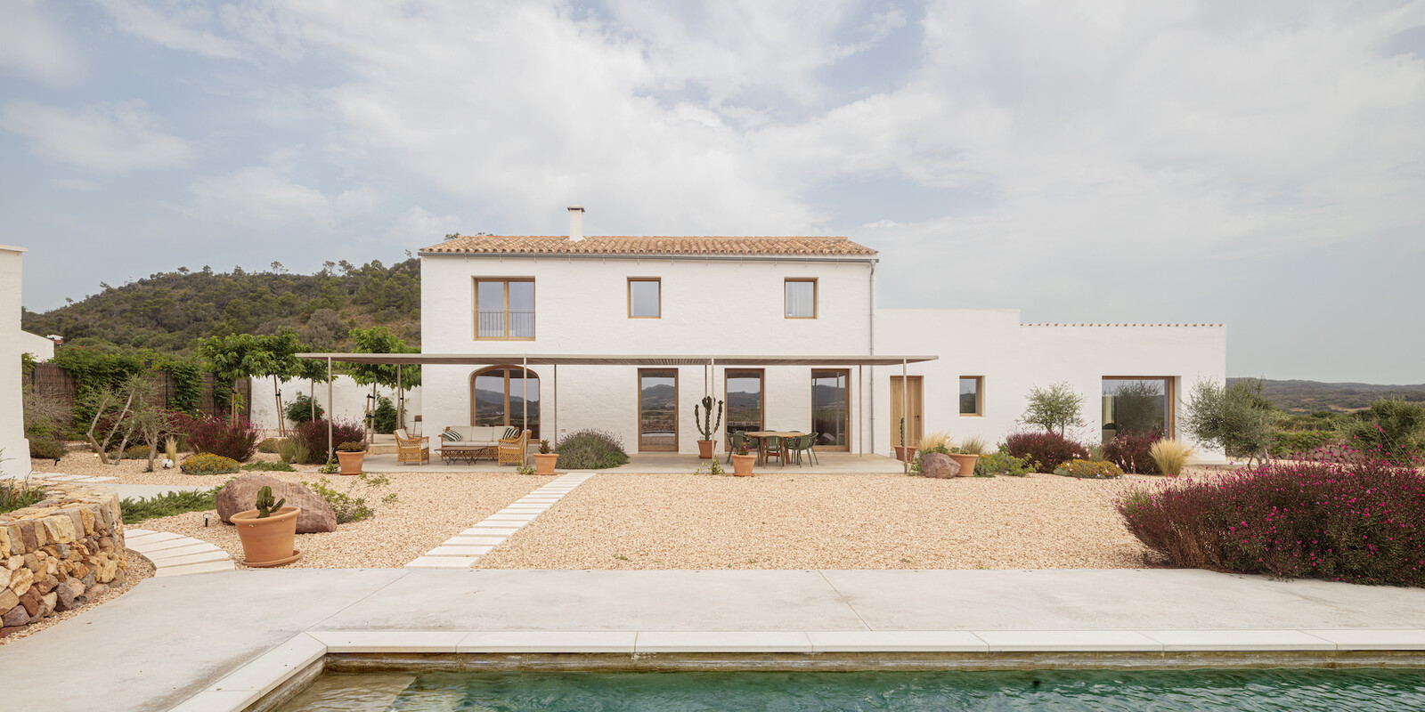 The simple pool was designed to harmonize with the Mediterranean landscape.