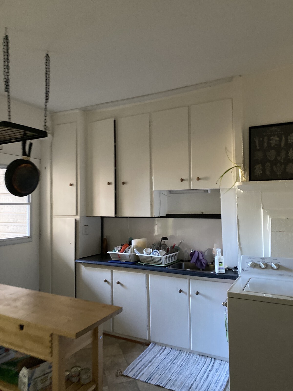 BEFORE: A basic kitchen with minimal counter space. 