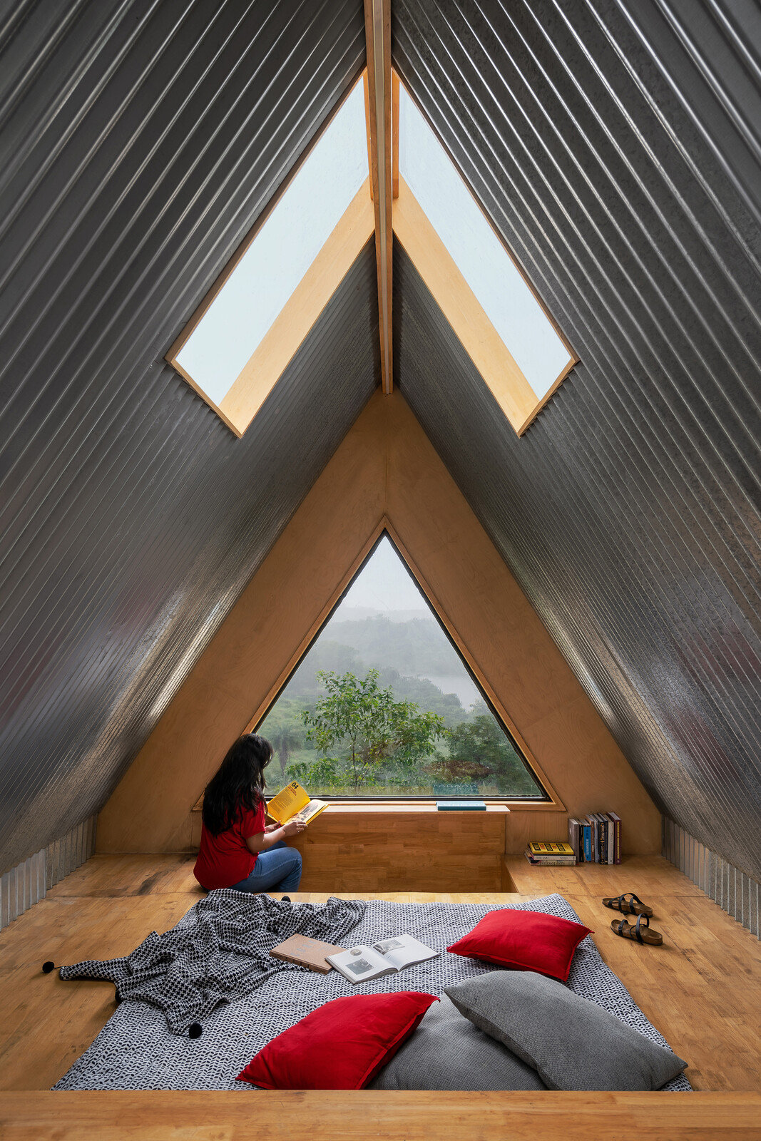 The reading nook is on the other side of the top floor—the sleeping area is in the middle between this area and the tub. 