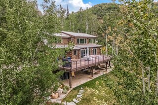 An Updated Log Cabin–Style Home in Colorado Seeks $2.4M