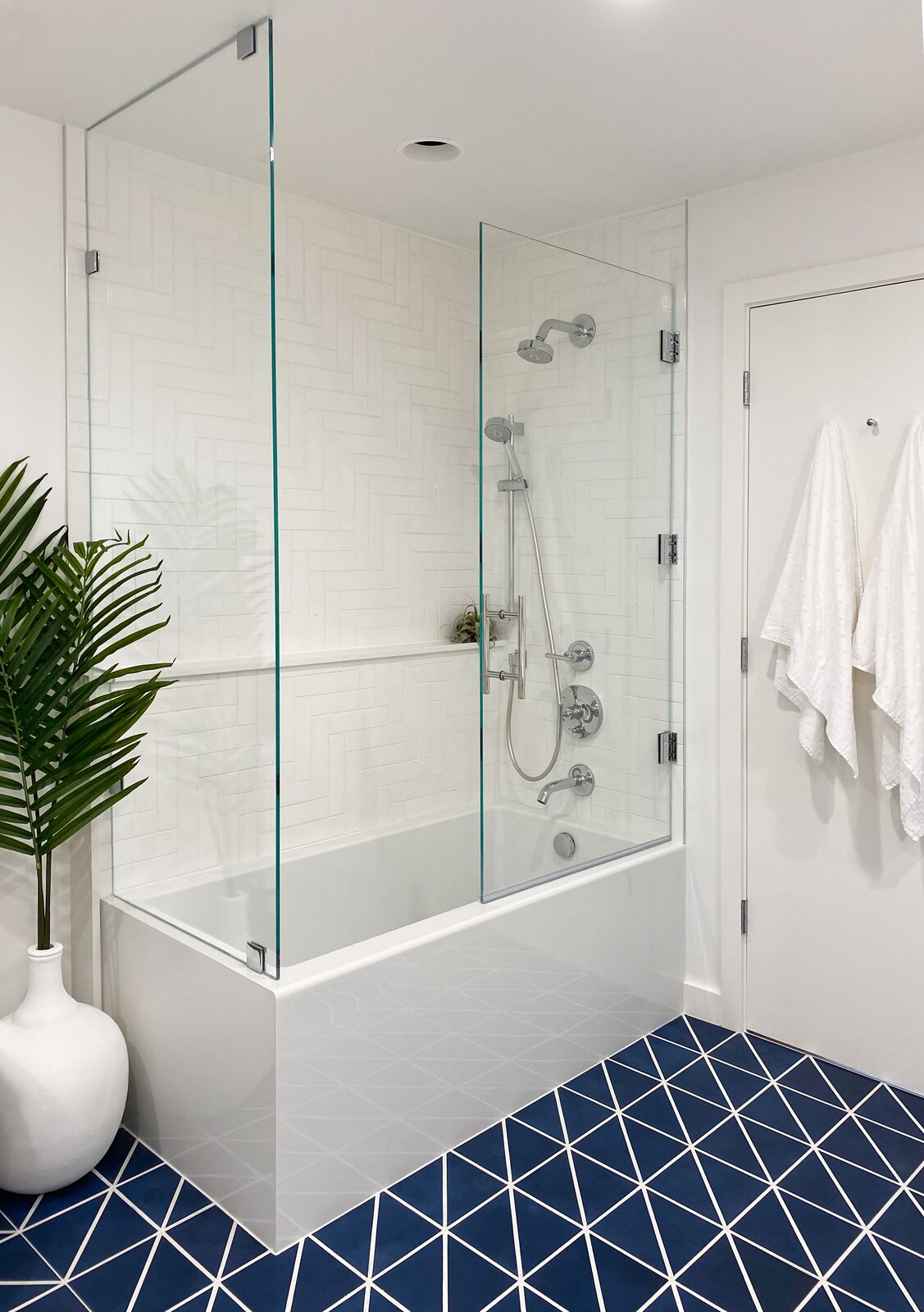 Photo 5 of 6 in River Road Shared Bath by Jenna Gibson Designs Dwell