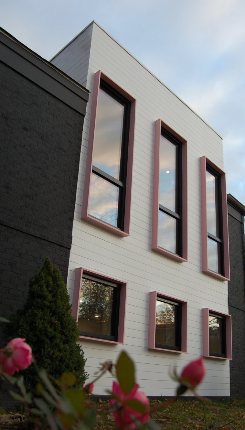 Photo 15 of 34 in THE BLACK AND WHITE HOUSE WITH A TOUCH OF PINK by PLDESIGNSTUDIO & STUDIO D