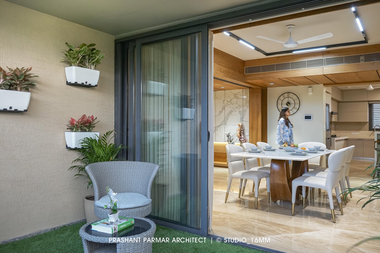 Photo 11 of 24 in 5BHK Timeless Interiors at Shivalik in Ahmedabad by ...