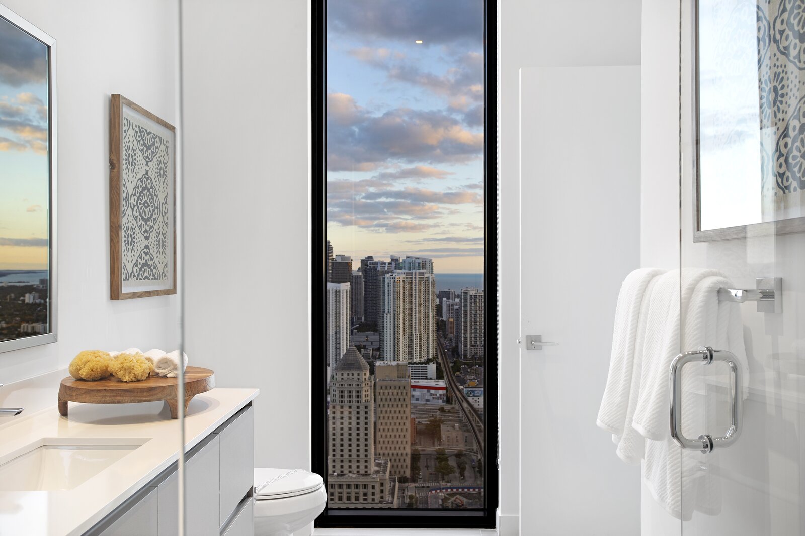 12 Ultra-Modern Glass Homes with Jaw-Dropping Views