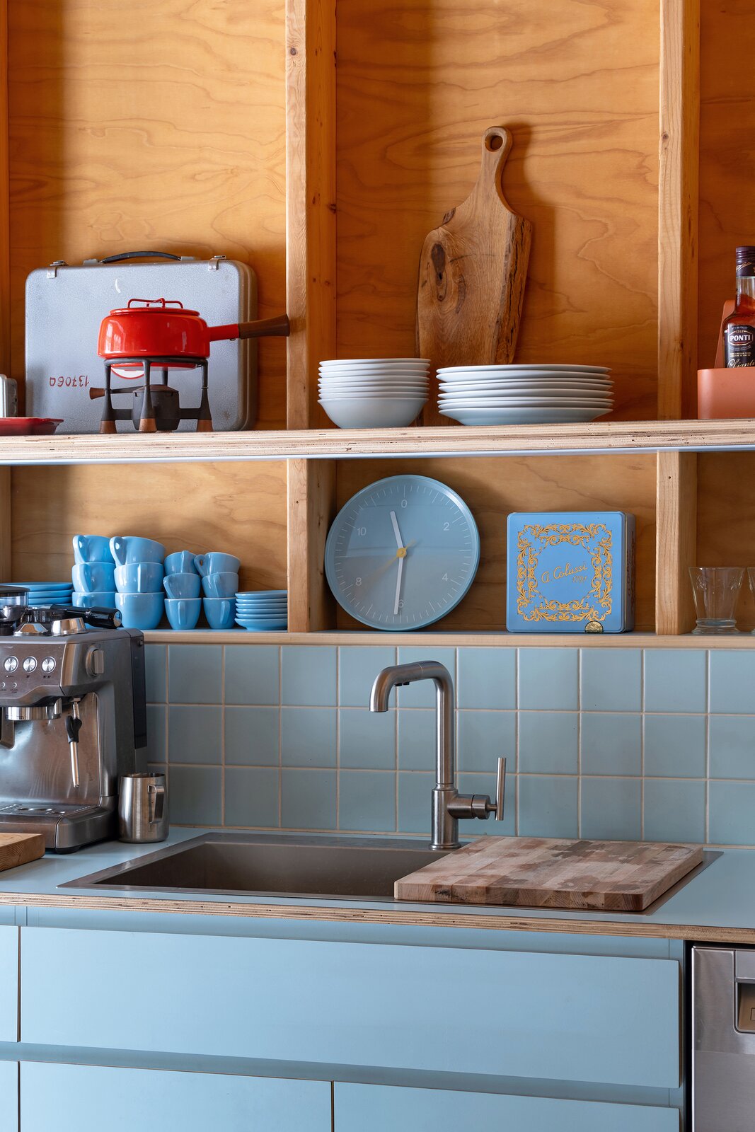 Inspired by William Turnbull, Jr.'s Hine House at Sea Reach, the wall framing in the kitchen doubles as shelving.