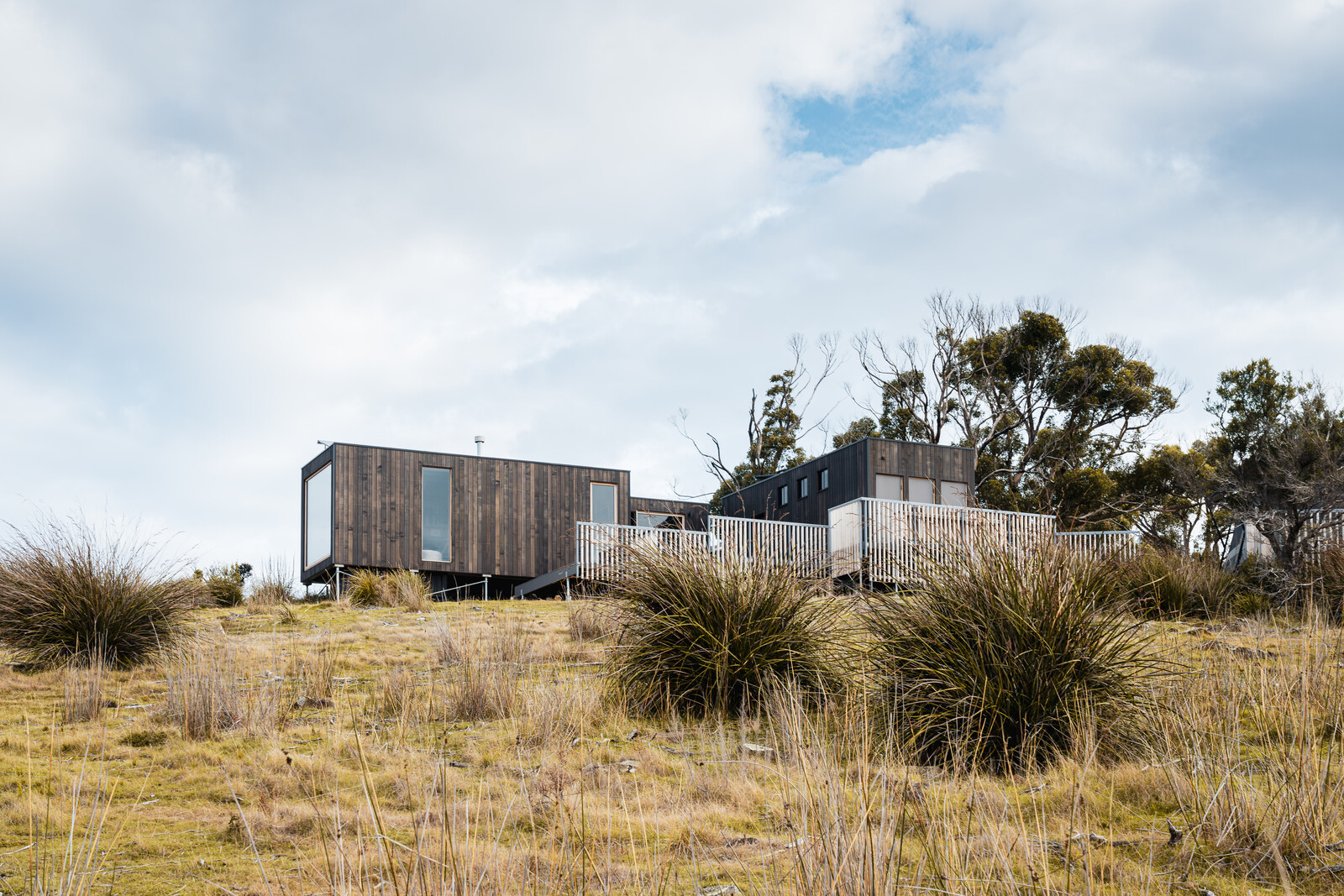 The Tasmania-based studio Saxon Hall Architecture has recently completed the StandUp Cabin, a prefabricated building consisting of two modules encompassing 968 square feet.