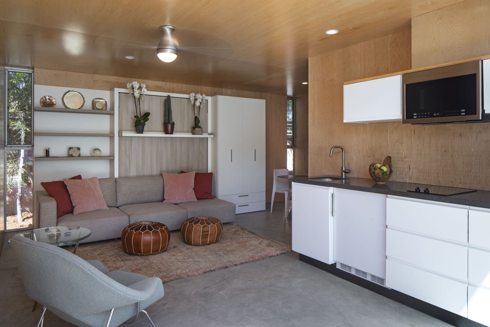 Michael Solomon and his late-wife Dr. Naomi Lieberman approached architecture firm Minarc to design a flexible, eco-friendly work space and guest suite in their backyard.