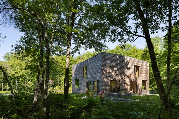Live-edge siding feels fresh at this woodsy home in Dutchess County, New York.