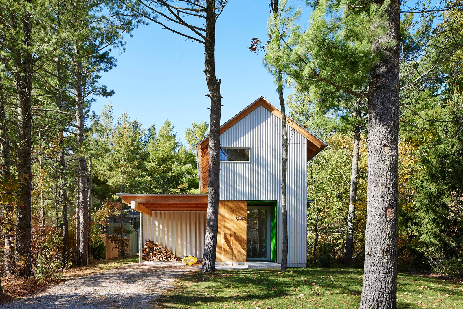Renowned firm Bohlin Cywinski Jackson designed an understated 1,000-square-foot cabin in a lakeside town in Northern Michigan.