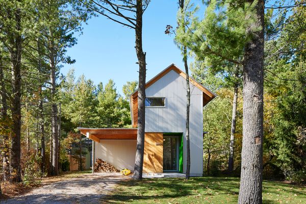 Renowned firm Bohlin Cywinski Jackson designed an understated 1,000-square-foot cabin in a lakeside town in Northern Michigan.