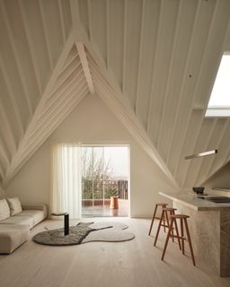 A Sculptural Ceiling Brings Oscar-Worthy Levels of Drama to This Reworked London Flat