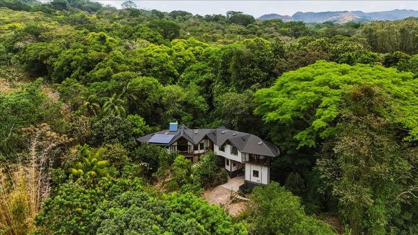 The property is located less than an hour from the capital of San José and within easy reach of the Pacific coast.
