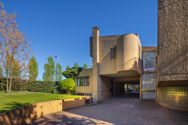 The villa is built primarily with concrete, an unusual choice for a residence during the 1970s, particularly in Milan.