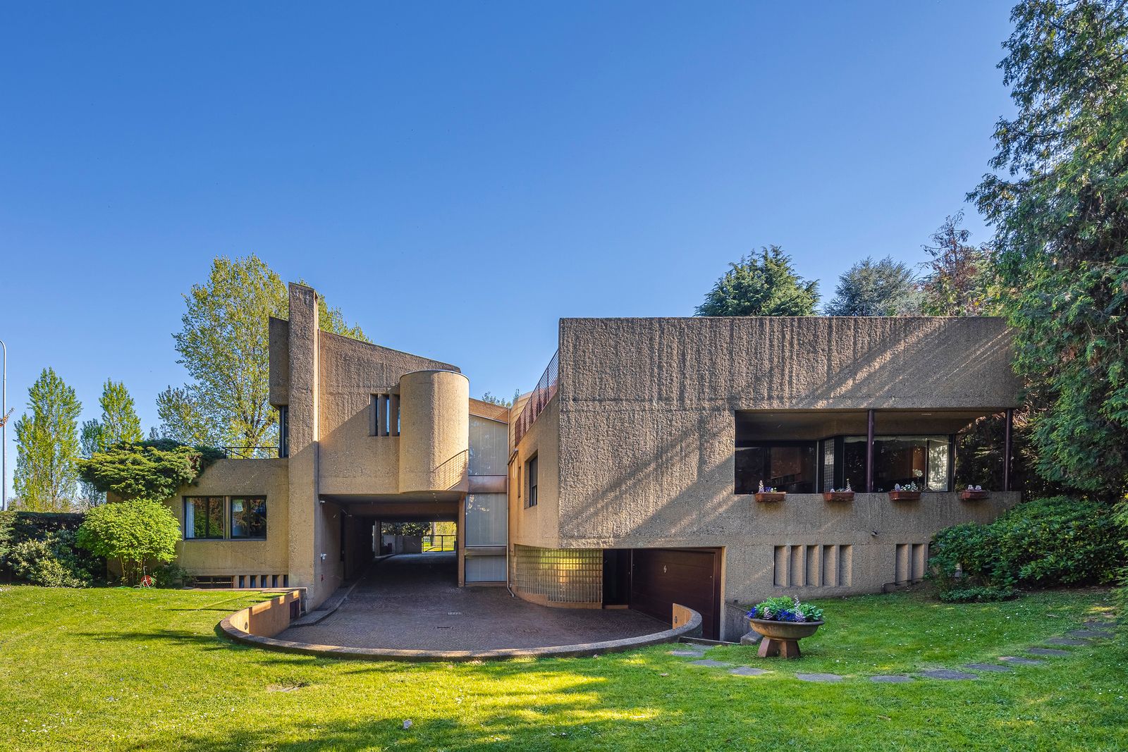 The villa is built primarily with concrete, an unusual choice for a residence during the 1970s.