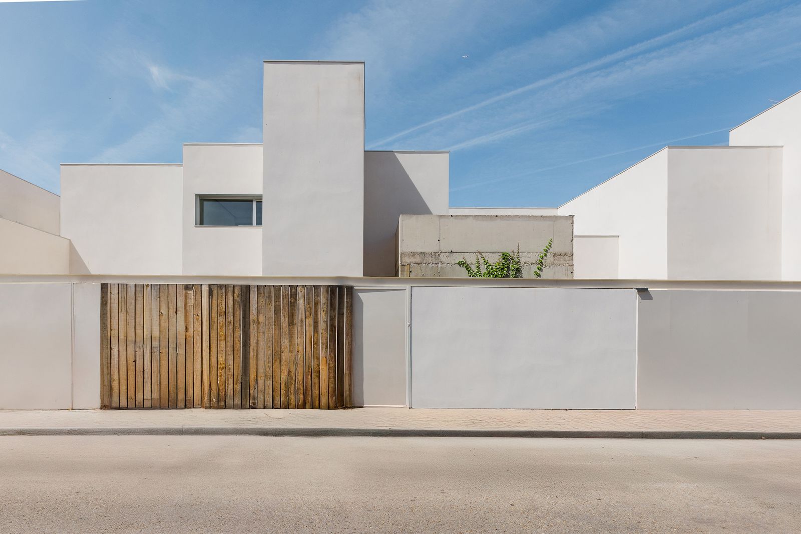 After purchasing a property on the outskirts of Madrid with two other families, José Vega and Jackie Hellman partnered with delavegacanolasso to design their TK-square-foot home. 