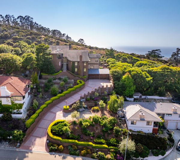 The residence has gardens, lounging areas, and gardens.