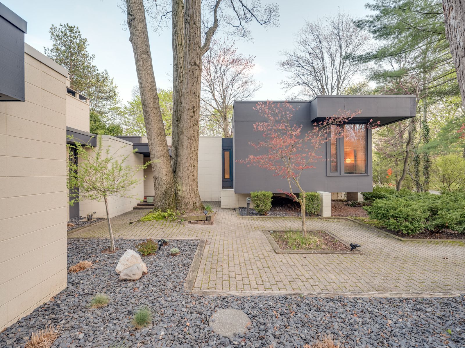 Designed by famed local architect Jackson Hallett, this 1970s residence in Midland, Michigan, manages to be monolithic and airy at the same time.