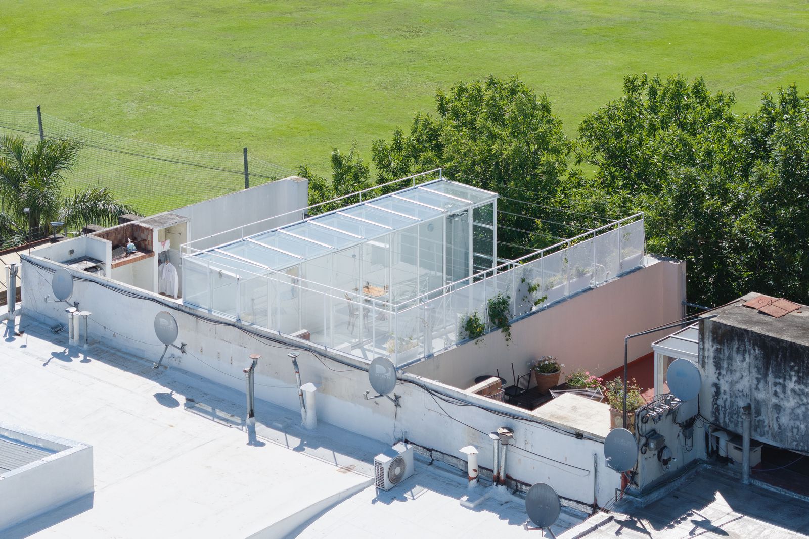 The transparent addition serves as a workspace and brings light deep into the unit’s lower levels.