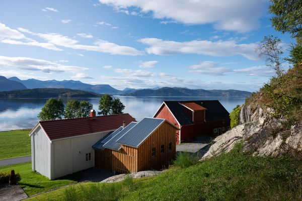 Light filters into the home’s new bedrooms and bathrooms through pine cladding that’s cut to follow the logs’s natural taper.