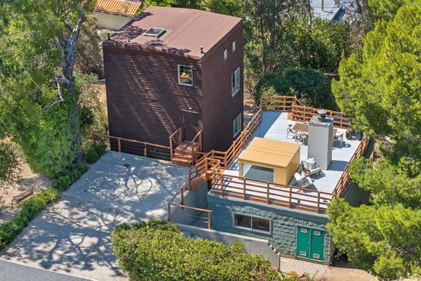 Frank Gehry’s Benson House is composed of two structures connected by a wooden walkway. 